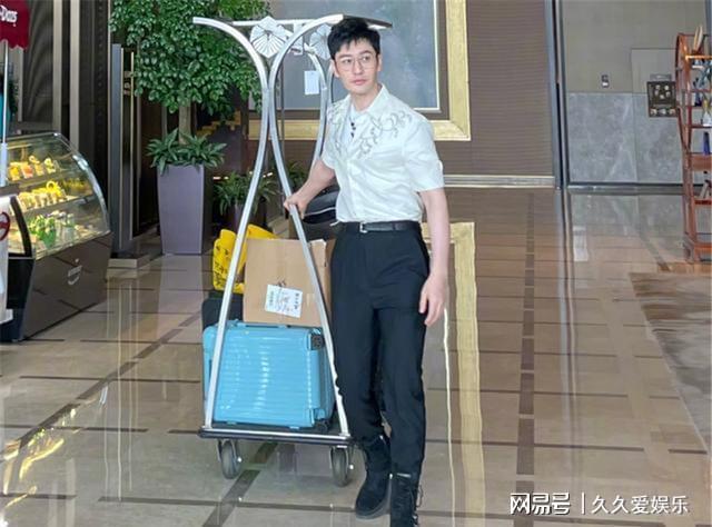 雷竞技官网 雷竞技RAYBET《中餐厅5》甜蜜瞬间黄晓明好像亲了龚俊一口网友：真爱粉？