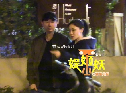 雷竞技官网 雷竞技RAYBET邓家佳与老公周末餐厅甜蜜约会 离婚传闻不攻自破(图2)