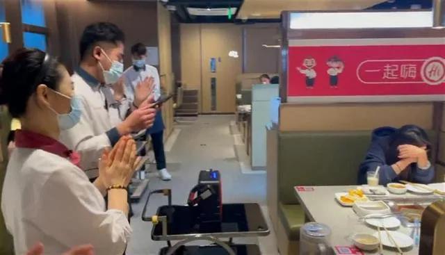 雷竞技官网 雷竞技APP网曝海底捞推出分手套餐门店:顾客有需要可以提供