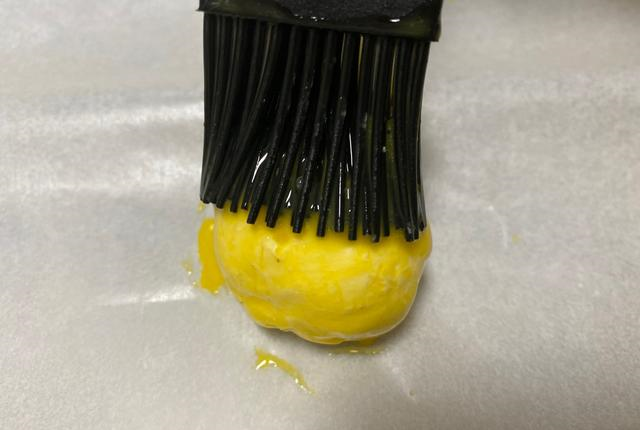 雷竞技官网 雷竞技APP咬一口拉丝又爆浆的小甜品只需两样食材做法简单一口就爱上(图6)