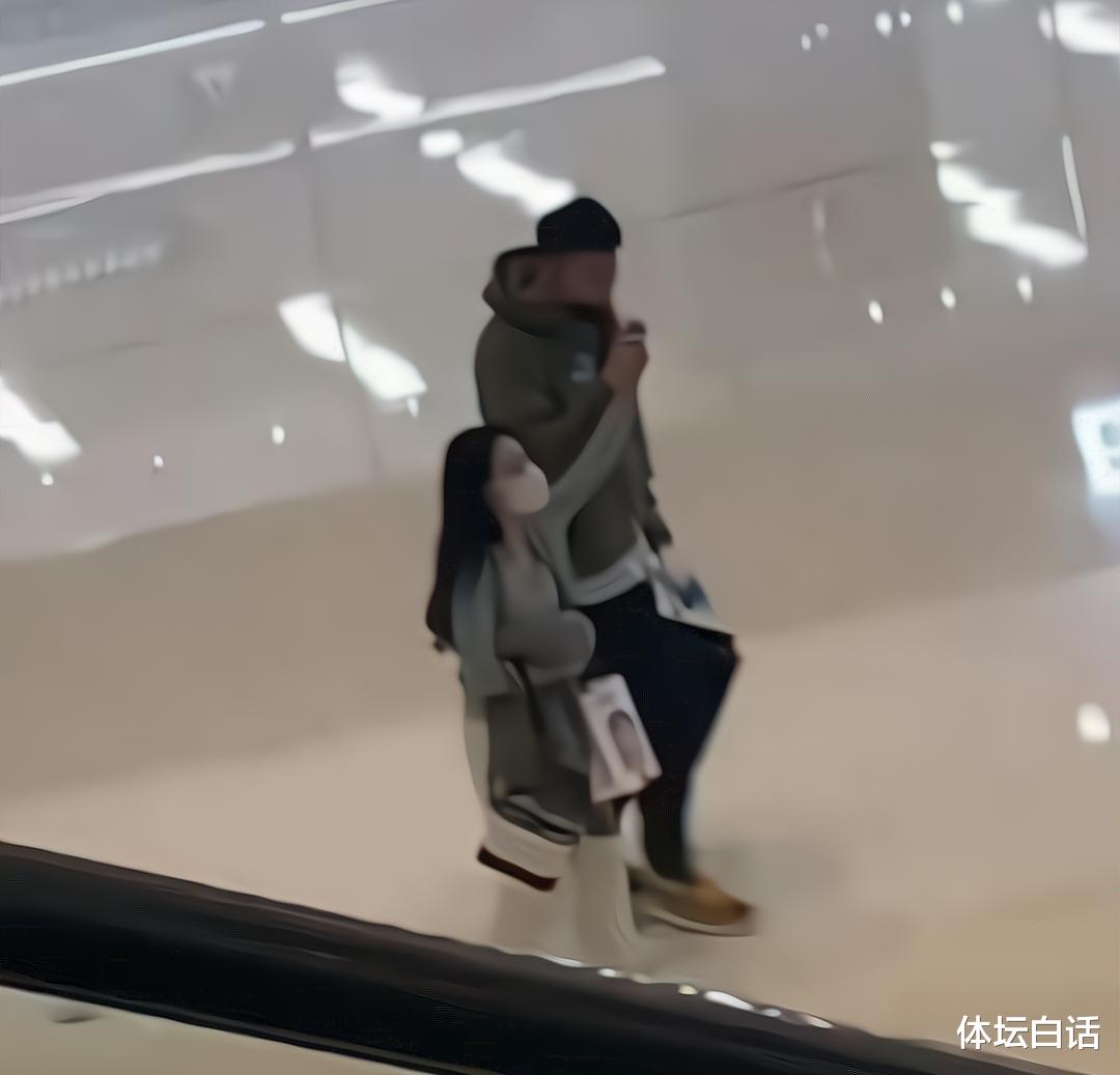 雷竞技官网 雷竞技APP张镇麟带女友逛街拉手哈气取暖太甜蜜女友身材家境优越