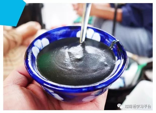 雷竞技官网 雷竞技RAYBET越南会安古城的特色传统甜品小吃-芝麻糊(图1)