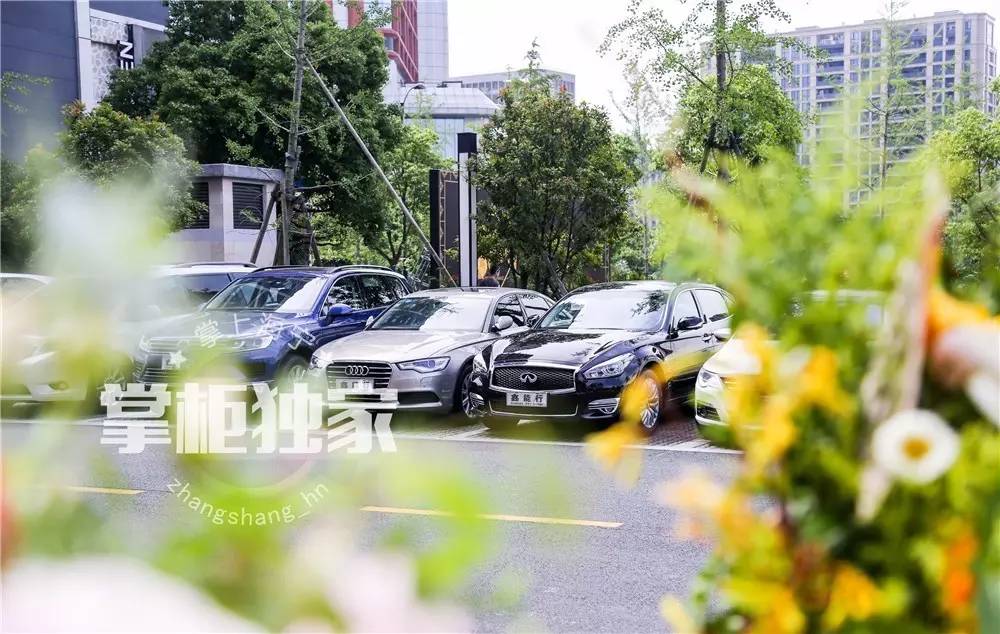 雷竞技官网 雷竞技RAYBET养眼到不行！拉轰跑车 大长腿美女 精致甜品桌啥地方这么豪气？(图2)