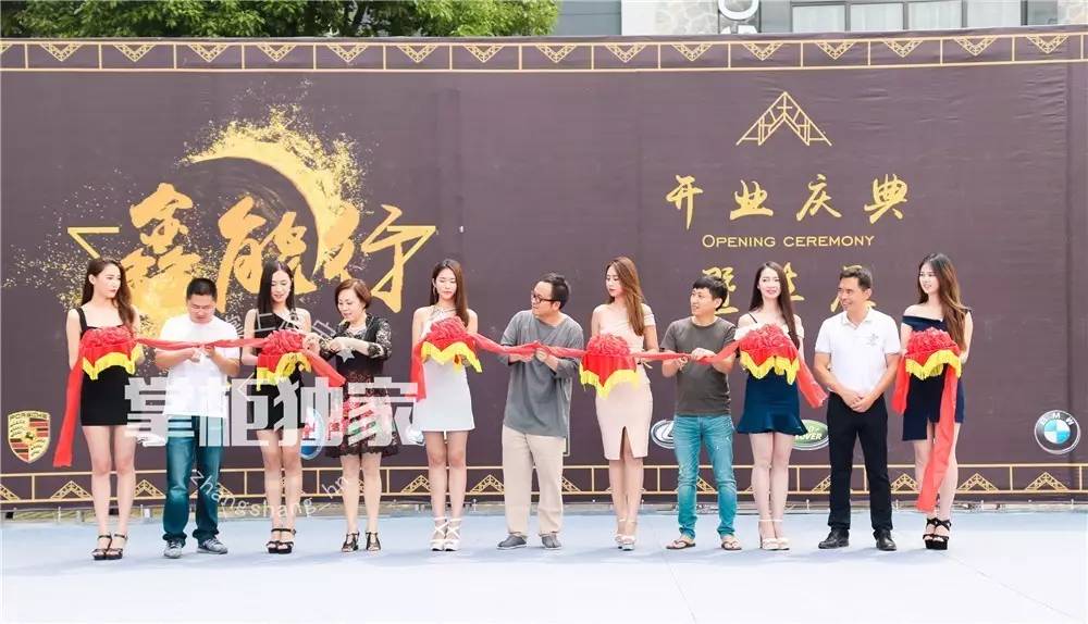雷竞技官网 雷竞技RAYBET养眼到不行！拉轰跑车 大长腿美女 精致甜品桌啥地方这么豪气？(图10)