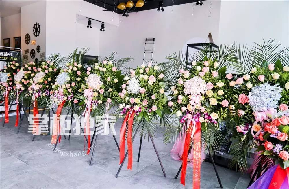 雷竞技官网 雷竞技RAYBET养眼到不行！拉轰跑车 大长腿美女 精致甜品桌啥地方这么豪气？(图1)